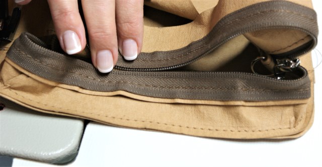 Oba łączenia pasów stebnujemy po zewnętrznej stronie  na 1 mm.